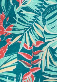 Tela tropical con fondo verde azulado, hojas verdes, flores rojas y rosadas, y toques amarillos en un detallado diseño botánico.