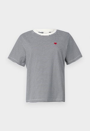 T-shirt rayé bleu marine et blanc, avec un col rond et des manches courtes. Présente un petit logo en forme de cœur rouge sur la poitrine gauche.