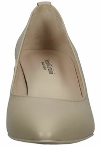 Décolleté in pelle beige con tacco basso e punta arrotondata, texture liscia e logo interno discreto. Design pulito, senza decorazioni visibili.