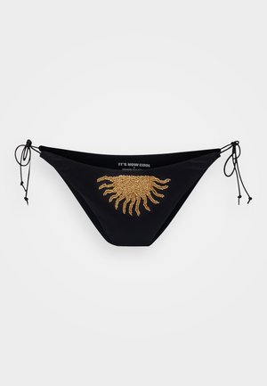 Parte de baixo de biquíni preto com um design de raios de sol dourados. Laços em ambos os lados para um ajuste ajustável. Feito de um tecido macio e suave.