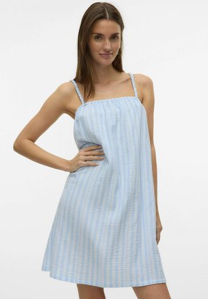 Abito estivo a righe azzurro chiaro e bianco, con spalline sottili e corpetto arricciato, che arriva a metà coscia. Realizzato in tessuto morbido e leggero.