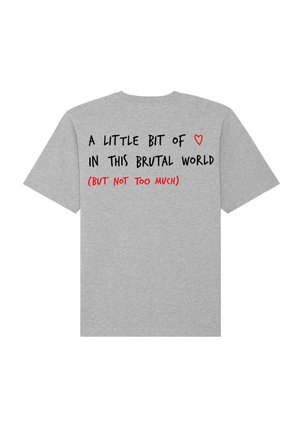T-shirt grigia in cotone a maniche corte, con testo nero e rosso sul retro: "UN PO' DI ❤️ IN QUESTO MONDO BRUTALE (MA NON TROPPO)."