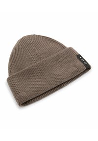 Beanie marrone a maglia con risvolto. Presenta una texture a coste verticali e un'etichetta di tessuto sul lato con la parola "Falke."