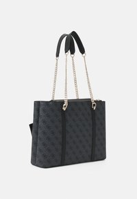 Borsa tote nera con motivo logo testurizzato, dotata di doppi manici piatti e a catena, hardware color oro e chiusura superiore con cerniera.