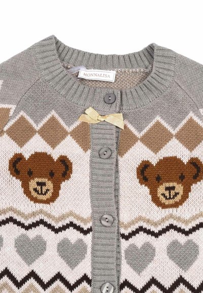 Cardigan grigio a maglia con facce di orsetti bruni, cuori grigi, motivi a diamante, bottoni grigi, e un piccolo fiocco beige sotto il colletto rotondo a costine.