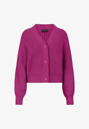 Korte roze gebreide cardigan met een V-hals, vijf knopen, geribbelde textuur, lange mouwen en een cropped snit. Bevat een label met de tekst "APART."