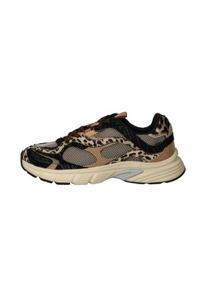 Luipaardprint sneaker van mesh- en suede-materialen; zwarte en beige kleuren; gewatteerde kraag; chunky zool; bruine veters en accenten.