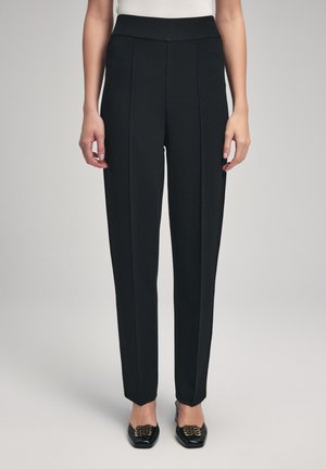 Pantalons noirs ajustés avec une taille haute, dotés de deux pinces avant. Fabriqués en tissu tissé, texture lisse, design à jambe droite.