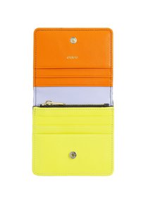 Multikleurige portemonnee met oranje, paarse en gele leer. Bevat kaartsleuven en een ritsvak, met gouden hardware accenten.