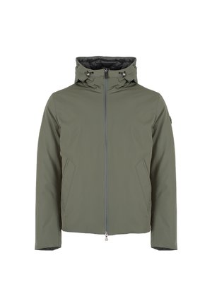 Giacca verde oliva con chiusura lampo frontale, cappuccio regolabile e due tasche laterali. Presenta un materiale esterno liscio e resistente all'acqua con un rivestimento trapuntato.