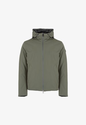 Giacca verde oliva con chiusura lampo frontale, cappuccio regolabile e due tasche laterali. Presenta un materiale esterno liscio e resistente all'acqua con un rivestimento trapuntato.