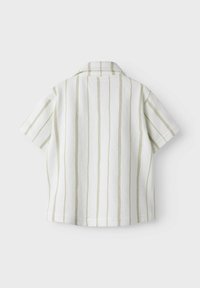 Camisa de manga corta, suave tela blanca con finas rayas verdes, diseño con cuello, ajuste relajado, superficie texturizada, sin herrajes visibles.