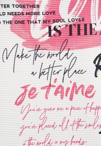 Textbasiertes Design mit schwarzen und pinken Schriftarten auf einem weißen strukturierten Hintergrund. "Je t'aime" wird in Pink deutlich hervorgehoben. Verschiedene Nachrichten sind sichtbar.