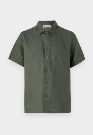 Camisa de manga corta en lino verde oscuro con cierre de botones en la parte delantera, cuello puntiagudo y dobladillo recto. Cuenta con cinco botones delanteros.