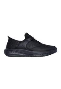 Scarpa sportiva nera con materiale superiore liscio, accentuazioni in rete traspirante, tallone testurizzato e una suola imbottita e flessibile.