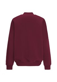 Burgundowy sweter z wysokim kołnierzem, prążkowanymi mankietami i dolnym wykończeniem. Miękka tekstura, luźny krój i bezszwowe ramiona. Prosty design, bez nadruków.