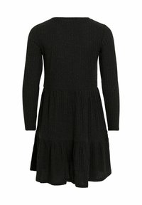 Robe noire à manches longues avec une texture côtelée, corps ajusté et jupe évasée ornée d'un ourlet à volants en cascade, encolure ronde au dos.