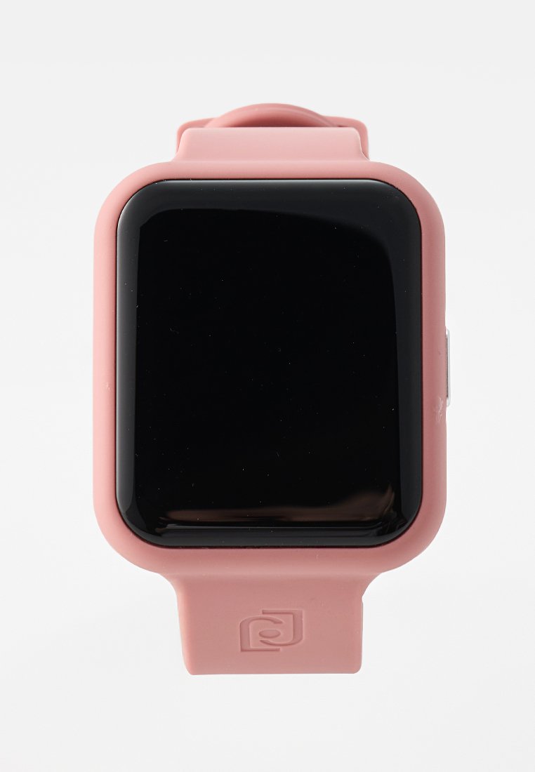 Montre intelligente en silicone rose avec un cadran carré et un écran noir, dotée d'un bracelet texturé et d'un petit bouton sur le côté.