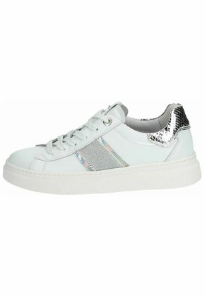 Sneaker in pelle bianca con dettagli argento, tacco testurizzato e striscia iridescente. Presenta punta rotonda, chiusura con lacci e suola spessa.