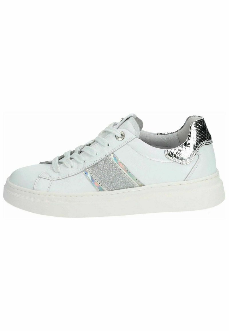 Hvide lædersneakers med sølvdetaljer, tekstureret hæl og iriserende stribe. Har rund tå, snørebånd fortil og tyk sål.
