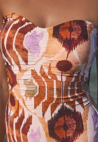 Next TUMMY CONTROL RUCHED BANDEAU STANDARD - Kupaći kostim - cream brown aztec