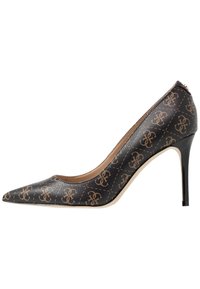 Chaussure à talon aiguille en cuir verni noir avec bout pointu, présentant un motif de logo beige, une texture lisse et un talon stiletto.