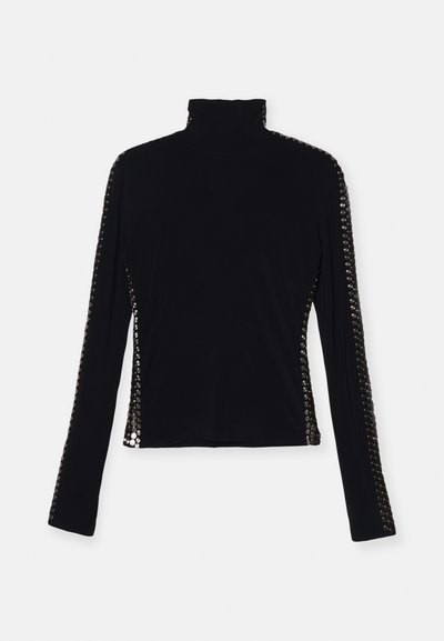 Svart långärmad topp med hög krage, prydd med metalliska nitar längs sidorna och ärmarna, tillverkad av ett smidigt, stretchigt tyg.