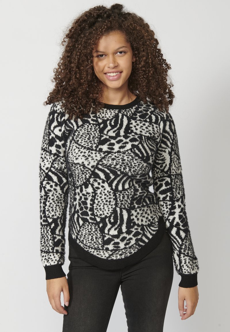 Czarny i biały sweter w wzory z abstrakcyjnymi motywami, z długimi rękawami, okrągłym dekoltem i miękkim, teksturowanym wykończeniem.