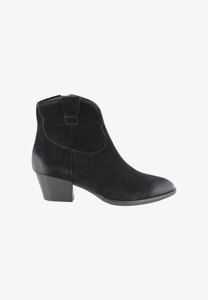 Botín de ante negro con tacón bajo de bloque y puntera redondeada, con lengüeta para tirar y costuras decorativas en el lateral.