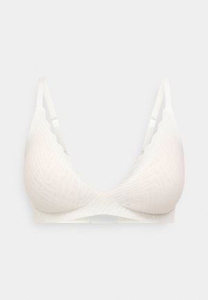 Valkoinen pitsinen bralette, jossa on pehmeät kupit, sahalaitaiset reunat ja säädettävät olkaimet; siinä on hienovarainen geometrinen kuvio ja hakassuljin.