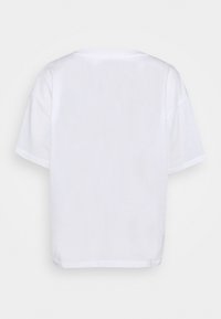 Bílá tričko, krátké rukávy, kulatý výstřih, vyrobené z bavlny. Jednoduchý design s rovného střihu a bez viditelného loga nebo vzorů.