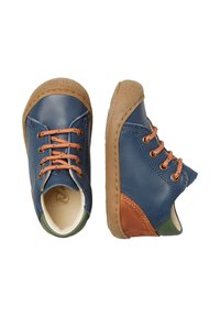Chaussures en cuir bleu avec des accents en daim marron, semelles en caoutchouc texturé et lacets orange. Design à bout rond, avec un style bas.