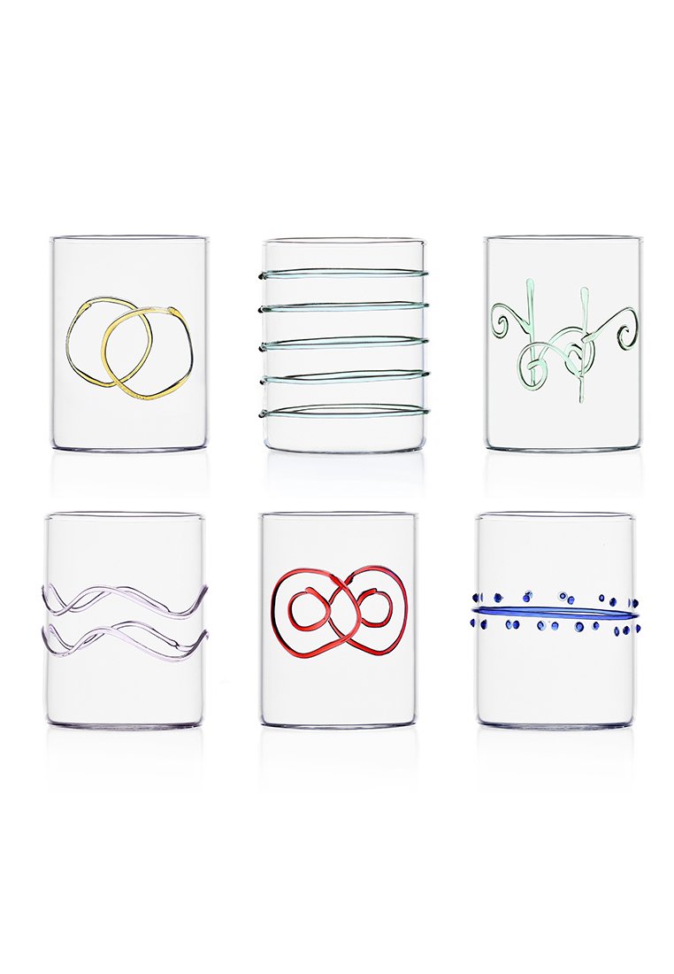 Sześć przezroczystych cylindrycznych szklanek z unikalnymi kolorowymi abstrakcyjnymi wzorami, zawierającymi pętle, spirale, linie i kropki w kolorach żółtym, zielonym, purpurowym, czerwonym i niebieskim.