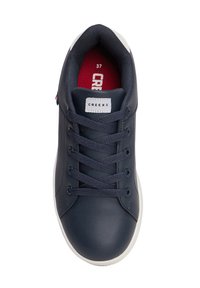 Sneaker blu navy con finitura in pelle liscia, suola in gomma bianca e lacci blu scuro. Presenta una soletta rossa e bianca con etichetta "CREEKS".