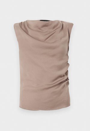 Bezrukávová blúzka v tóne taupe s záhybmi na jednej strane a jemným riasením, vyrobená z hladkej, ľahkej látky.