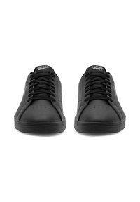 Mustad mustad mustad materjalist tennisjalatsid, mis on varustatud nöörimise disainiga, ümmarguse varbaga, vampi peekriavad ja logo keeles.