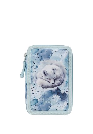 Piccola pochette rettangolare azzurro chiaro con cerniera, con illustrazione di una volpe bianca che dorme su uno sfondo blu ad acquerello.