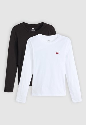 Twee T-shirts met lange mouwen: één zwart en één wit, beide gemaakt van katoen met ronde halslijnen. Elke heeft een klein rood logo op de borst.