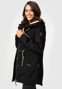 Zwarte parka met een ritssluiting aan de voorkant, een verstelbare capuchon, beige voering en leren accenten, met zijzakken en een middellange snit.