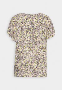Blusa blanca de manga corta con un denso patrón floral en púrpura, amarillo y verde, con escote redondo y corte relajado.