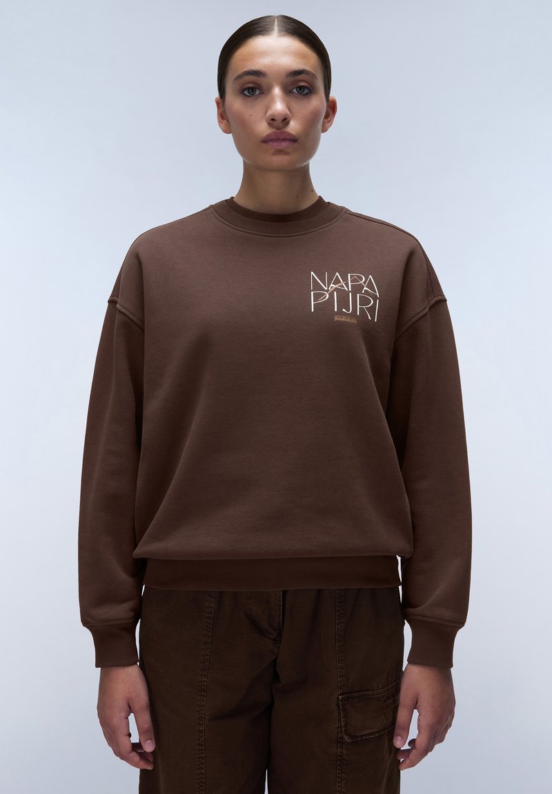 Brun sweatshirt med rund hals, med en vit logotyp på bröstet. Tillverkad av mjukt material har den sänka axlar och ribbade ärmslut.