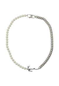 Pērļu kaklarota, kurā ir baltas sfēriskas pērlītes un daļa no savienotas sudraba ķēdes, ar melnu paraksta akcentu kā aizdari.