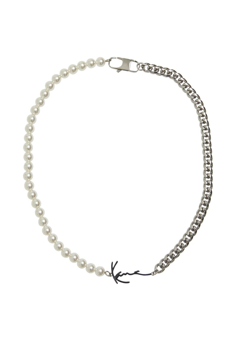 Pērļu kaklarota, kurā ir baltas sfēriskas pērlītes un daļa no savienotas sudraba ķēdes, ar melnu paraksta akcentu kā aizdari.