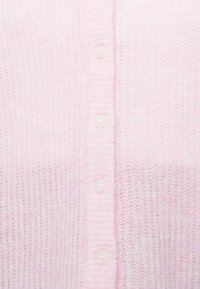 Šviesiai rožinė mezginė kardiganas su vertikaliu raukšlėjimu, turintis šešis baltus mygtukus per centrą ir švelnią, pūkuotą tekstūrą.