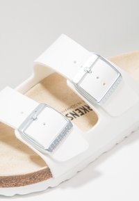 Birkenstock ARIZONA - Sandalias planas - white