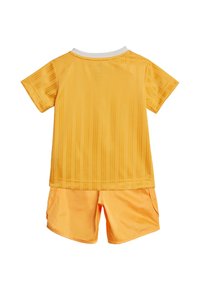 Completo per bambini giallo composto da una maglietta a maniche corte con texture e righe e pantaloni corti abbinati, entrambi realizzati in tessuto leggero e morbido.