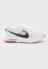 Nike Performance ZOOMX ULTRAFLY - Scarpe da trail running - white/ deep jungle/safety orange