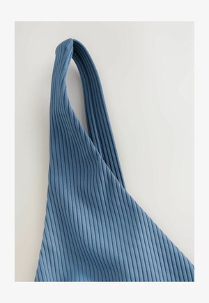 Sangle en tissu ribbed bleu avec une texture lisse, featuring des lignes verticales parallèles. La sangle a une forme incurvée et une distribution de couleur uniforme.