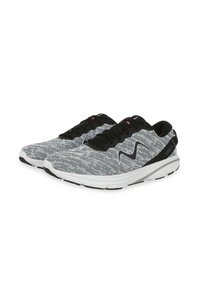 Sportliche Schuhe mit einem schwarz-grauen gewebten Muster, rundem Zehenbereich, schwarzen Akzenten und einer weißen Sohle mit strukturiertem Grip.
