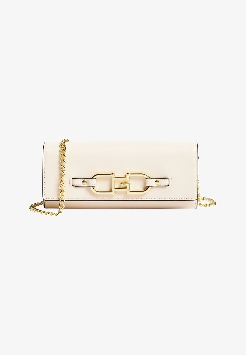 Pochette rectangulaire couleur crème avec bandoulière chaîne dorée et fermoir décoratif doré sur le devant.